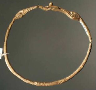 Kleinerer Ring derselben Art (wie Misc. 10205) mit zwei Entenköpfen
