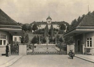 Bad Gottleuba, Sanatorium, Einfahrt mit Blick auf Kurmittelhaus