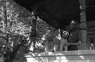 Campulung [-Murcel, Walachei ?]: Mami, Ich (Willy Pragher) und Bobby auf dem Balkon
