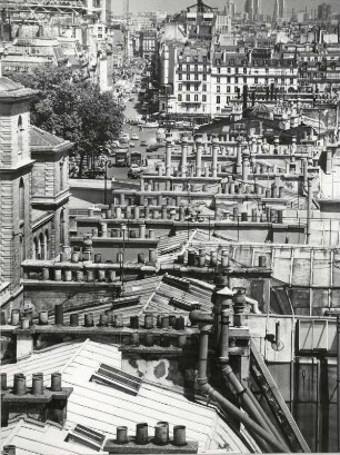 Blick über die Dächer und Kamine von Paris