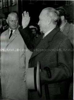 Konrad Adenauer bei der Stimmabgabe zur Bundestagswahl 1957