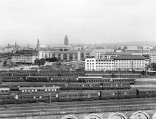 Dresden : Dresden. Blick über das Schienengelände des Hauptbahnhofs und die Neubauten der Seevorstadt Ost nach Norden