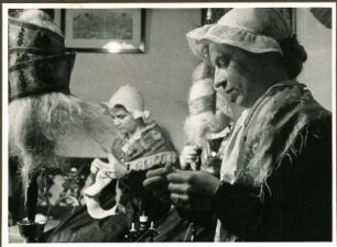 Pfalzausstellung Billigheimer Mädchen beim Spinnen