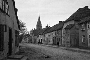 Neubrandenburg: Straße, Hintergrund Turm der Marienkirche