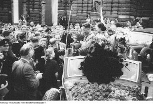 Dresden, Theaterplatz, Besuch einer Delegation aus China, Kundgebung vor der Semperoper, Ausflug der Delegation in die Sächsische Schweiz, 9./10. Juni 1951