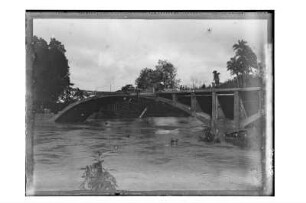 Zweibogige Brücke : Südthailand. Fahrbahn der zweibogigen Betonbrücke im Bau bei Hochwasser, 1912/1913