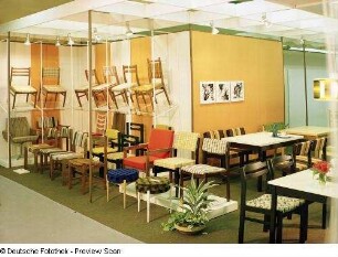 Ausstellungskoje mit Stühlen und Tischen verschiedener Hersteller
