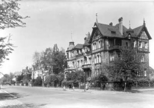 Dresden-Johannstadt. Wohnhaus, Comeniusstraße 75. Blick von der gegenüberliegenden Straßenseite Ecke Lipsiusstraße stadtwärts gegen Wohnhäuser Nr. 73 und 71