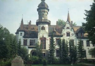 Tralau: Herrenhaus: Eingangsfront: Turm mit Balustrade: Ziertürmchen, Schweifgiebel: rechts Ostflügel