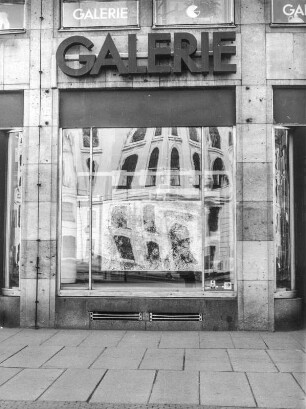 Dresden-Altstadt, Ernst-Thälmann-Straße (heute Wilsdruffer Straße) 7. Wohn- und Geschäftshaus (1958-1961; H. Schneider, H. Terpitz, H. Mersiowsky, M. Arlt) mit Galerie "Kunst der Zeit". Großes mittleres Schaufenster