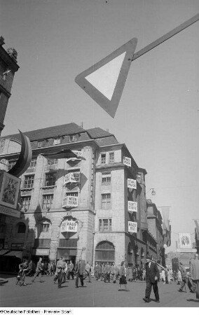 Passanten vor dem Handelshof, Herbstmesse 1953