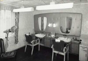 Herrensalon : Roßwein, Bahnhofstraße 9. Wohnhaus mit Frisiersalon der PGH Olympia (ehem. Frisiersalon Linke). Herrensalon