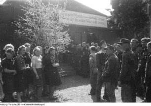 Pirna, Sonnenstein. Heimkehrerlager in Pirna-Sonnenstein, Lager für aus sowjetischer Gefangenschaft zurückkehrende Militärangehörige, Kundgebung mit ihnen, sowjetischen Offizieren und dem sächsischen Ministerpräsidenten Max Seydewitz, 30. April 1948