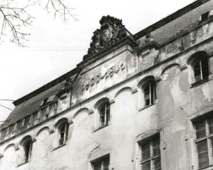 Dresden-Albertstadt. Stauffenbergallee (nordöstlich St.-Pauli-Friedhof). Ehemalige Kaserne der Sowjetarmee. Hauptgebäude der früheren König-Georg-Kaserne. Giebelreiter mit sächsischem Wappen