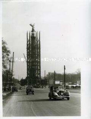 Die eingerüstete Berliner Siegessäule bei der Umsetzung auf den Großen Stern