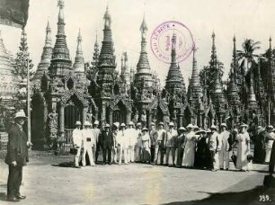Rangun, Birma. Touristengruppe der Hapag posieren vor Nebentempeln der Shwedagon-Pagode