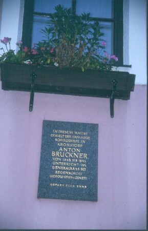 Enns, Kirchenplatz 5. Wohnhaus des Kirchenmusikers und Komponisten Leopold von Zenetti, bei dem Anton Bruckner 1843 bis 1855 Schüler war. Gedenktafel (gespendet vom Rotary Club Enns)