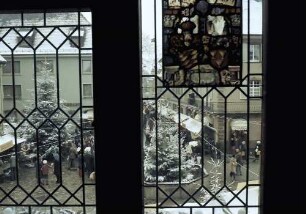 Staufen: Weihnachtsmarkt; Marktplatz vom Rathaus aus gesehen; durch Fenstergitter