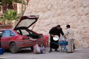 Hauptstadt Tripolis : Straßenhändler packt seine Ware aus, Altstadt von Tripolis 2006