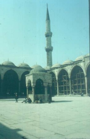 Istanbul. Pavillonartiger Reinigungsbrunnen im Hofe einer Moschee