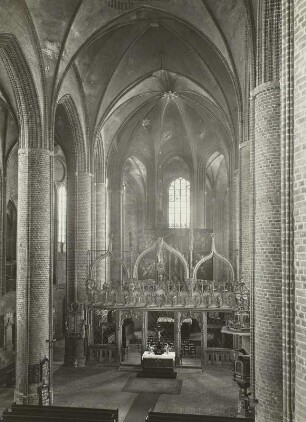 Evangelische Marienkirche. Inneres, Blick durch das Mittelschiff zum Chor, Möbius 1955
