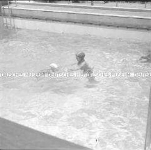 Zwei Damen im Schwimmbad des Hochseepassagierdampfers "Columbus"