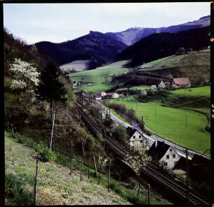 Buchenbach, Falkensteig: Höllental mit Bahnstrecke und Bundesstraße