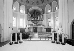 Blick vom Altar zur Orgel in der oberen Kuppelkirche des Klosters St. Trudpert im Münstertal