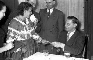 Bonn: Prinz Nicolae gibt Autogramm