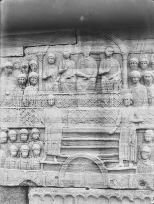 Obelisk : Obelisk des Theodosius in der Mitte der Spina des Hippodroms von Konstantinopel, das als das älteste Denkmal der Stadt gilt. Zu sehen ist die Südwestseite des Sockels mit Theodosius, seiner Gattin und den Söhnen Honorius und Arkadius.