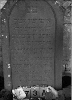 Grabstein 473 (Index: 100108033) Material: roter Sandstein Zustand: gut Maße HxBxT: 145x61x18 cm Beschreibung: Stele, überkragender Bogenabschluß, Schriftfeld abgegrenzt: Grabstein 473A