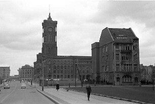 Berlin: Ostsektor; Rathaus von Westen; vom Bus