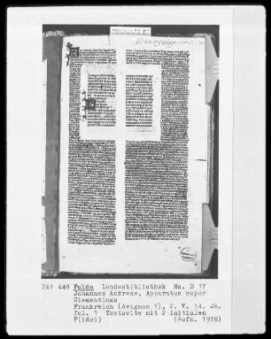 Johannes Andreae, Apparatus super Clementinas — Textseite mit zwei Spalten rechteckiger Aussparung; Zwei Initialen F(idei), Folio 1recto