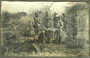 Schutztruppenoffiziere und Askaris mit einem erlegten Nashorn