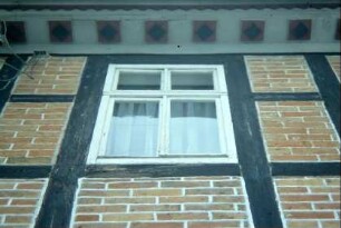 Detail voriges Bild: Fenster OG und Zierleiste unter der Traufe