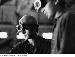Brandenburg an der Havel. VEB Stahl- und Walzwerk Brandenburg. Schmelzer mit Schutzhelm und Schutzbrille