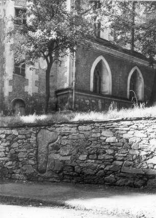 Steinkreuz : Kürbitz, Steinkreuz (K 60), vermauert in der Kirchhofsmauer der Evangelischen Salvatorkirche. Ansicht von Südosten mit Blick auf die Kirche