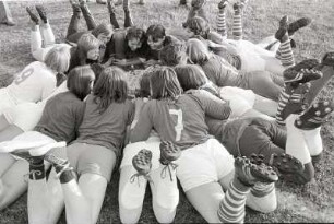 Fußball : Nitzschka (Schmölln). Fußballerinnen liegen in einem Kreis auf dem Bauch vor einer Torte
