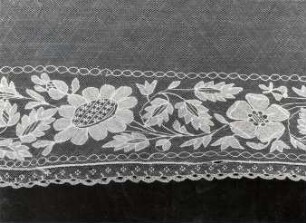 Detail des Halstuches der Bautzener Tracht : Bildende Volkskunst - Flachsfaser. Ausschnitt eines Halstuches der ehemaligen Bautzener Tracht.
