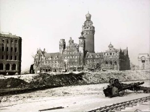 Kriegsbeschädigtes Neues Rathaus, Blick vom Königsplatz (heute Wilhelm-Leuschner-Platz)