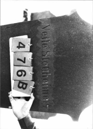Grabstein 476 (Index: 100108039) Material: roter Sandstein Zustand: Stele am Sockel repariert Maße HxBxT: 160x61x26 cm Beschreibung: Stele, überkragender Konvexbogenabschluß, Schriftfeld abgegrenzt, getreppter Sockel: Grabstein 476B