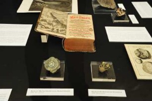 SLUB, Ausstellung "Gespräche mit der Erde. Geowissenschaften in Sachsen" : Ausstellungspräsentation im Buchmuseum. Ausstellungsvitrine mit Mineralien und Publikation "Pyritologia" von Johann Friedrich Henckel, 1725