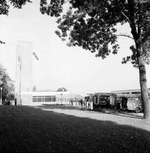 Kreisschlauchpflegerei (Kreisfeuerwehrzentrale) Stormarn: Nütschau: Einweihung: links das Gebäude, rechts Einsatzfahrzeuge vor den Garagen, mittig Gäste