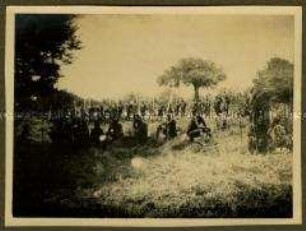 Gruppen sitzender und stehender Massai