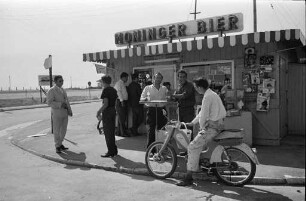 Treffpunkt am Kiosk vor der Karlsruher Rheinbrücke.