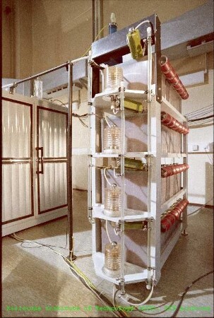 Seitenansicht der Elektronenstrahlanlage (GESA) zur Oberflächenbehandlung am Institut für Neutronenphysik und Reaktortechnik (INR)