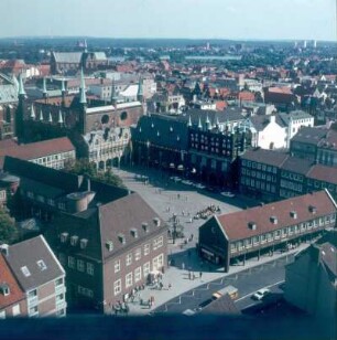 Lübeck. Stadtzentrum. Blick vom Turm der Petrikirche über den Markt zum Rathaus, nach Nordosten