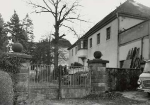 Medingen, Gesindehaus des Schlosses : Medingen (Kreis Kamenz), Gesindehaus des Schlosses, Dorfstraße 7, 18. Jahrhundert, Hofansicht mit Einfahrt zum Schlosshof