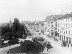 Christiania (Oslo). Karl Johans gate. Ansicht mit Park, Grand Hotel und Straßenbahn