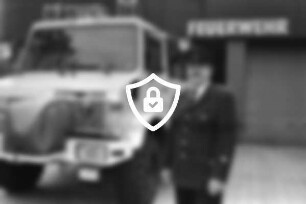 Freiwillige Feuerwehr Willinghusen: stellvertretender Wehrführer [Name maskiert] neben Einsatzfahrzeug: hinten Feuerwehrgerätehaus: 19. [Name maskiert]
